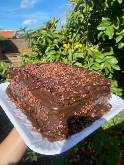 Bolo de brigadeiro tradicional com cobertura de chocolate