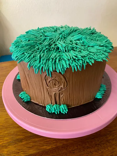 Bolo temático de safari com decoração de árvore