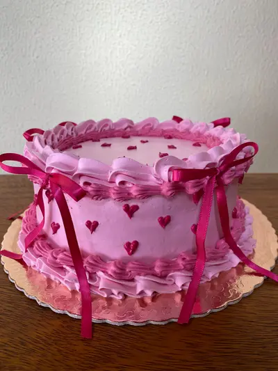 Bolo vintage rosa com laços e corações