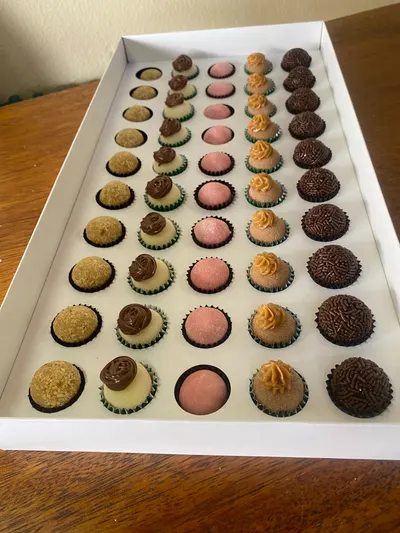 Caixa com brigadeiros de sabores variados