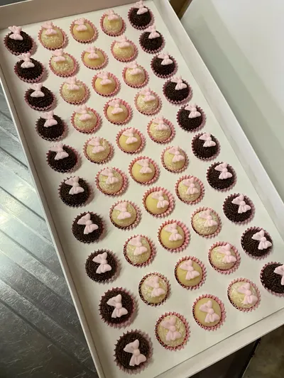 Docinhos para festas com apliques de laços